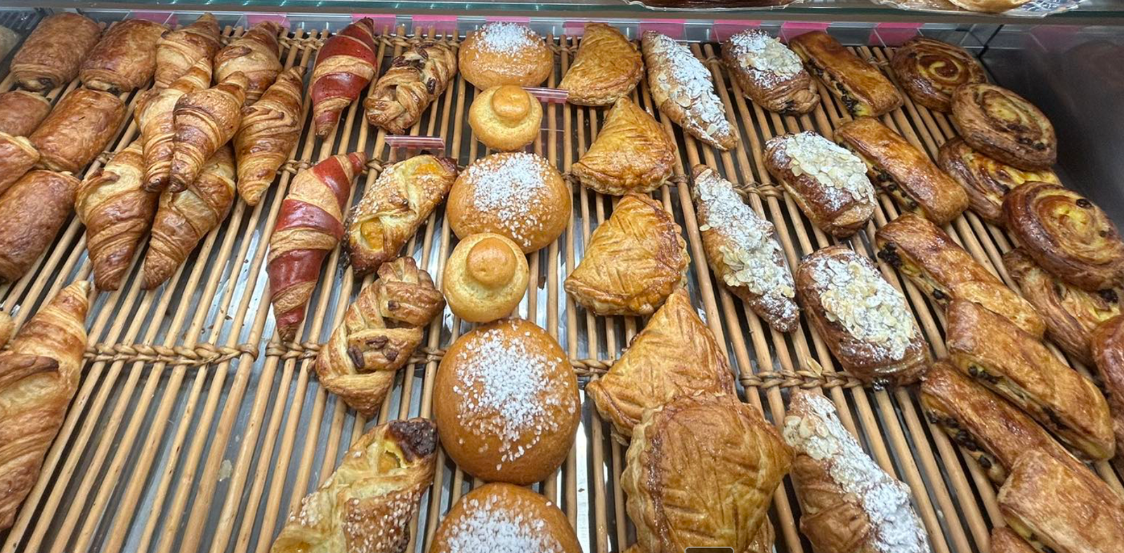 Viennoiseries dorées au beurre : croissants, pains au chocolat